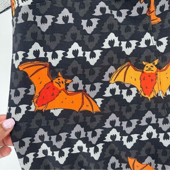 LuLaRoe Women’s Black Soft Stretchy Orange Bat Halloween Leggings Tall Curvy XL - Picture 9 of 12